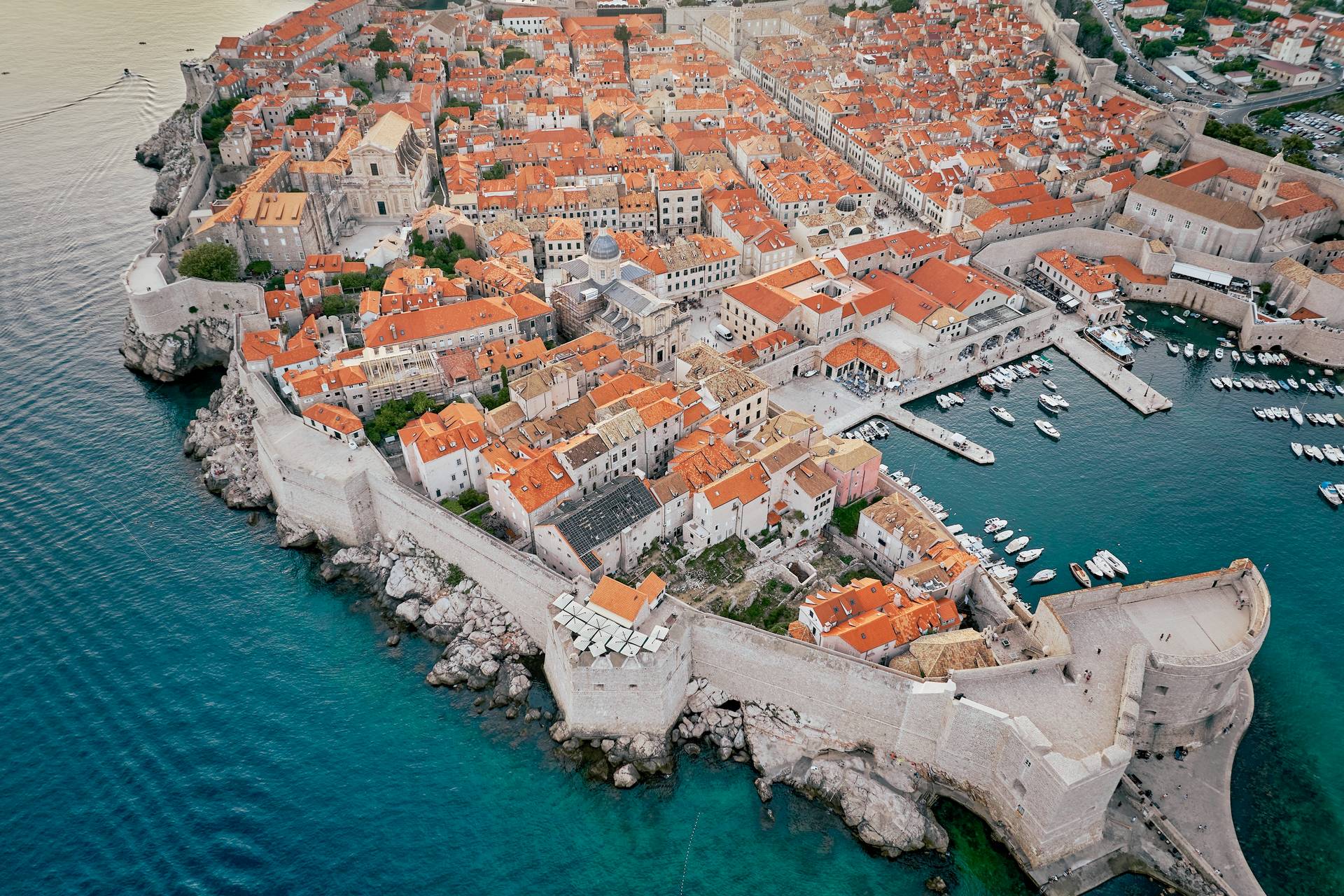https://www.luxevillascollection.com/public/storage/u-7/2023/12/07/dubrovnik-1701956129.jpg
